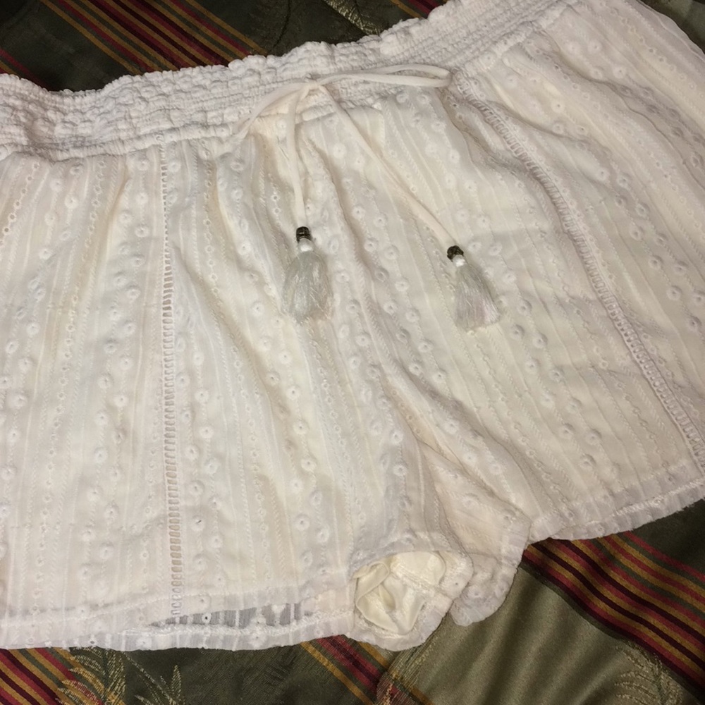 Xhilaration lace cream color shorts size XL